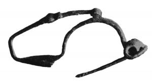 FIB-3969 - Fibule de type laténo-liburnienbronzeFibule à pied redressé et rattaché à l'arc, avec une nodosité sur le pied; arc en anse de panier, ressort à corde externe basse.