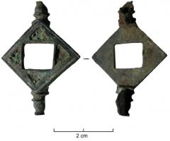 FIB-41106 - Fibule symétrique émailléebronzeFibule symétrique à arc losangique, ajour central de forme carrée et loges triangulaires émaillées; la tête et le pied sont formés par des boutons moulurés.