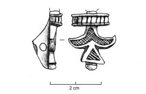 FIB-41337 - Fibule émailléebronzeTPQ : 75 - TAQ : 150Fibule dont le pied en forme de fleuron à deux crosses divergentes est creusé de loges d'émail; il est séparé de l'arc par une barre transversale incrustée de traits niellés.