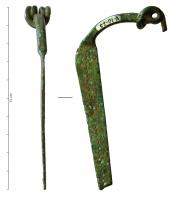 FIB-41367 - Fibule de type MesoccobronzeTPQ : 1 - TAQ : 300Fibule à ressort à 4 spires, corde interne ou externe, arc coudé puis aplati et rectiligne en direction du pied, avec parfois un décor de chevrons incisé sur les côtés.