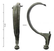 FIB-41424 - Fibule de type AucissabronzeFibule de type Aucissa, variante indéterminée en raison de l'absence de la charnière : arc en demi-cercle, section plate avec des moulures autour d'une côte médiane en relief; porte-ardillon triangulaire plein, bouton mouluré rapporté sur le pied.