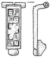 FIB-41437 - Fibule émailléebronzeFibule à arc allongé rectangulaire, creusé d'une seule loge d'émail à inclusions de verre ; charnière coulée. Pied terminé par un petit bouton, souvent hémisphérique. 