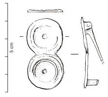 FIB-41447 - Fibule géométrique platebronzeFibule plate, dont la charnière disposée au revers comporte deux plaquettes coulées reliées par un axe en fer. Variante composée de deux disques accolés, parfois ornés de cercles concentriques.