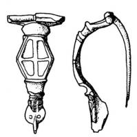 FIB-41466 - Fibule émaillée à base losangiquebronzeFibule à corps losangique, creusé de quatre loges émaillées de même forme, avec une bordure guillochée; pied terminé par ou un bouton.