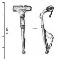 FIB-41506 - Fibule à double série de côtes transversales et couvre-ressortbronzeFibule à ressort à corde externe et couvre-ressort cylindrique. L'arc est divisé en trois partie deux séries de côtes transversales, simples ou multiples. L'une se trouve du côté de la tête et marque l'endroit à partir duquel elle s'élargit, l'autre est du cpoté du pied. Le porte-ardillon est ajouré. Le pied s'achève sur un bouton final
