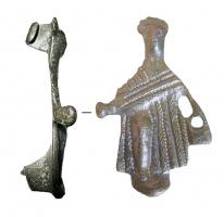 FIB-41586 - Fibule anthropomorphebronzePersonnage de face, appuyé sur un genou, le second émergeant entre deux pans d'un manteau long, croisé sur la poitrine.