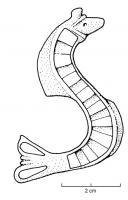FIB-4162 - Fibule zoomorphe : serpent marinbronzeTPQ : 150 - TAQ : 260Fibule en forme de serpent marin, le corps en forme d'S creusé d'une seule loge d'émail, généralement remplie de blocs de verre quadrangulaires pris dans un émail de couleur différente.