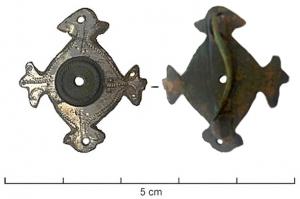 FIB-41640 - Fibule géométrique platebronzeTPQ : 40 - TAQ : 70Cette fibule à charnière, symétrique, a la forme d'un losange dont les côtés sont légèrement renflés et les angles terminés par des fleurons à trois folioles. Les deux fleurons opposés dans la plus grande longueur comportent un trou en leur centre. Le corps plat de la fibule, recouvert d'une pellicule d'étain, est orné d'une guirlande de perles estampée qui dessine le pourtour du losange et les nervures des fleurons ; au centre se trouve un trou qui devait contenir un rivet de bronze ou de fer servant à fixer un cabochon qui était probablement en os.