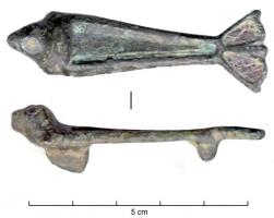 FIB-4166 - Fibule zoomorphe : phoquebronzeFibule zoomorphe au corps triangulaire, creusé d'une loge d'émail, queue en éventail avec deux loges émaillées ; tête redressée, permettant de reconnaître un phoque.
