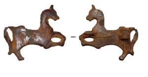 FIB-41754 - Fibule zoomorphe : ChevalbronzeCheval galopant à droite, les membres antérieurs projetés vers l'avant; Fibule entièrement étamée, avec des incrustations niellées.