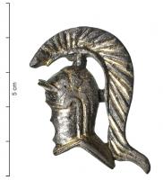FIB-41761 - Fibule skeuomorphe : casque à cimierargent doréTPQ : 200 - TAQ : 350Fibule en forme de casque romain, à haut cimier de crins formant un panache.