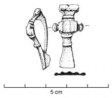 FIB-41827 - Fibule à protubérances latérales médianesbronzeFibule à protubérances latérales sur barrette étroite, parfois cannelée, au centre de l'arc réduit ; pied trapézoïdal plat.