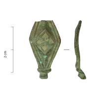 FIB-41925 - Fibule losangique émailléebronzeFibule émaillée à charnière. L'arc losangique est décoré de lignes incisées et d'un motif central cruciforme. L'extrémité se termine en un bouton mouluré ou une tête de reptile.