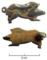 FIB-4194 - Fibule zoomorphe : sanglier avec chienbronzeFibule en forme de sanglier à droite, émaillé ; la forme de la loge d'émail évoque la silhouette d'un autre animal, un chien en course ; le corps de la fibule est par ailleurs argenté (ou étamé).