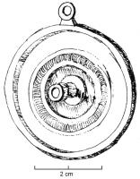FIB-4226 - Fibule circulaire émailléebronzeTPQ : 100 - TAQ : 300Fibule circulaire émaillée comportant un bouton central, émaillé et surélevé, et deux protubérances latérales opposées, sous la forme de disques eux aussi émaillés (ou un disque et un anneau). La fibule peut comporter de deux à quatre couronnes, autour d'un disque émaillé ou d'un bouton surélevé.
