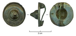 FIB-4237 - Fibule coniquebronzeTPQ : 100 - TAQ : 200Fibule conique, dont le dôme central présente un profil renflé, bien séparé de la couronne plate et lisse par un cercle de guillochis en relief.