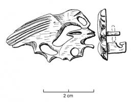 FIB-4314 - Fibule zoomorphe, groupe : rapace et lièvrebronzeBroche plate non émaillée, traits parallèles sur le volatile pour indiquer les plumes : rapace dévorant un lièvre sur le sol. Ressort monté sur axe sur une seule plaquette