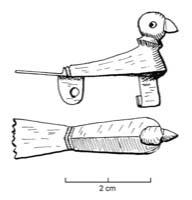 FIB-4315 - Fibule zoomorphe : oiseaubronzeTout le corps du volatile est traité en ronde-bosse, les ailes repliées, la tête bien marquée et redressée; l'aspect général peut être celui d'un pigeon, parfois d'un rapace; articulation à ressort monté sur une, parfois deux plaquettes.