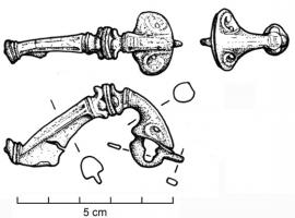 FIB-4372 - Fibule de type 'Dolfin Brooch'bronzeFibule de type 'Dauphin' (variante du type en trompette), à arc coulé et massif, interrompu au centre par une série de moulures, tête très évasée protégeant le ressort. Porte-ardillon triangulaire plein.