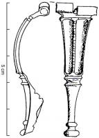 FIB-4471 - Fibule à charnière F.23a1bronzeL'arc est divisée en deux parties : près de la charnière, une zone aux bords parallèles, pourvue de trois cannelures parfois guillochées; vers le pied (trapézoïdal ou triangulaire), zone lisse avec souvent un décor poinçonné; moulures entre les deux zones; fibules fréquemment étamées.