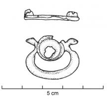 FIB-4523 - Fibule émaillée aux serpentsbronzeTPQ : 100 - TAQ : 300Bronche constituée d'un petit disque entouré d'un côté par une sorte de serpent renflé, au extrémités en crochets.