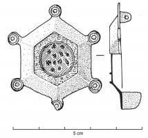 FIB-4528 - Fibule hexagonale émaillée bronzeTPQ : 150 - TAQ : 260Fibule de forme hexagonale, comportant des pans obliques avec au centre une zone émaillée autour d'un disque d'émail; sur le pourtour (aux angles ou sur les côtés), 6 disques marqués d'un cercle oculé.