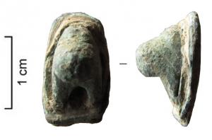 FIB-4562 - Fibule léontomorphe à queue de paonbronzeFibule dont l'arc est remplacé par le corps schématisé d'un lion posant les pattes antérieures au centre d'une plaque, de forme inconnue ; modèle avec pied et collerette rivetés.