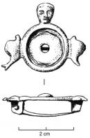 FIB-4593 - Fibule émailléebronzeFibule constituée d'un disque sans doute émaillé (rebord), accosté de deux dauphins symétriques, têtes en haut, de part et d'autre d'une tête humaine.