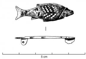 FIB-4623 - Fibule zoomorphe : poissonbronzeFibule plate, le corps du poisson assez schématique est creusé de loges d'émail allongées crénelées, disposées en chevrons; les détails de l'animal sont suggérées par des incisions.