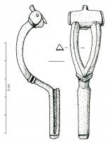 FIB-4787 - Fibule Böhme 26abronzeFibule à arc bifide, couvre-ressort transversal protégeant un système d'articulation sur axe; léger bouton axial à la tête; porte-ardillon en étui et pied resctangulaire lisse, ou en feuille à deux pans (