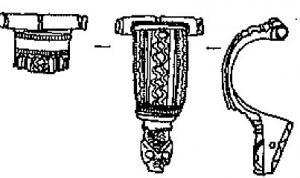 FIB-4840 - Fibule à charnièrebronzeTPQ : 70 - TAQ : 100Fibule à arc rectangulaire, orné d'un motif longitudinal émaillé autour de deux lignes ondulées entre deux côtes et deux cannelures ; pied en forme de tête de reptile.