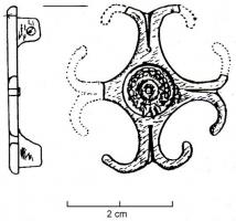 FIB-4873 - Fibule géométrique platebronzeTPQ : 40 - TAQ : 75Fibule plate, dont la charnière, disposée au revers, comporte deux plaques reliées par un axe en fer; variante losangique sur plan carré, à quatres branches égales, prolongées par des segments de cercles et des fleurons; décor central de cercles concentriques