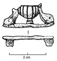 FIB-4915 - Fibule zoomorphe, groupe : dauphins et vasebronzeTPQ : 40 - TAQ : 90Fibule composée d'un vase à pied encadré de deux deuaphins, la queue reposant sur le bord du vase; trait de sol; décor d'incisions niellées.