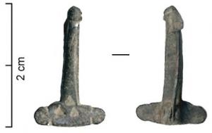 FIB-4976 - Fibule skeuomorphe : phallusbronzeBroche en forme de phallus schématique, avec un décor de loges émaillées sur toute la longueur ou une partie seulement.