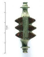 FIB-4977 - Fibule symétrique émailléebronzeFibule à extrémités moulurées et symétriques; la partie centrale de l'arc, rectangulaire à décor guilloché, est bordée sur ses flans de deux series de triangles émaillés.