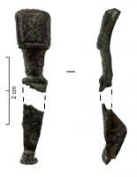FIB-4983 - Fibule à charnièrebronzeFibule étamée, dont l'arc est composé d'une série de plaques carrées à décor niellé, encadrées de moulures; le pied lisse est terminé par un bouton mouluré.