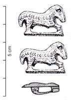 FIB-5029 - Fibule zoomorphe : chevalbronzeFibule zoomorphe en forme de cheval, barre entre les 3 pattes figurées, queue pendante ou en anneau ; corps couvert de fines ponctuations, d'arcs de cercles ou d'ocelles ; œil parfois incrusté d'un grenat ; au revers, ressort maintenu par des plaquettes.