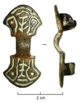 FIB-5050 - Fibule symétrique anséebronzeFibule constituée de deux éléments scutiformes symétriques, ornés de motifs curvilignes profondément incisés, reliés par un arc court et massif, en arc de cercle.