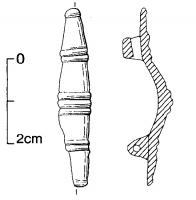 FIB-5090 - Fibule symétrique anséebronzeFibule syméyrique ansée à arc rubanné et aplati; les deux extrémités symétriques et le sommmet de l'arc sont barrés par de groupes de cannelures transversales.
