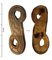 FIB-5112 - Fibule zoomorphe : serpentbronzeFibule en forme de monstre : un serpent à deux têtes, au corps replié sur lui-même en forme de S; décor de fines gravures, de type géométrique; revers légèrement creux, en retrait.