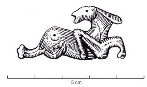 FIB-5166 - Fibule zoomorphe : cheval marinargentFibule zoomorphe en forme de cheval au galop à droite, la tête retournée vers l'arrière et la bouche grande ouverte; décor d'incisions avec une aile figurée sur l'épaule; œil figuré par un losange (sujet parfois décrit comme un cheval marin, ou hippocampe).