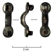 FIB-5193 - Fibule symétrique anséebronze, pierreFibule symétrique ansée, à pieds circulaires, décorés de trois grenats ; arc lisse de section semi-circulaire; ressort en fer monté sur axe entre deux plaquettes coulées au revers de la tête.