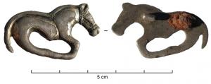 FIB-5198 - Fibule zoomorphe : chevalargentCheval harnaché, galopant à droite, les jambes jointes par les sabots.