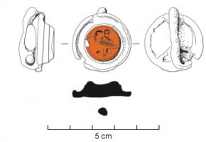 FIB-6033 - Fibule circulaire émailléebronzeFibule circulaire, occupée par un médaillon surélevé sur une bande lisse, orné d'un motif zoomorphe émaillé. 