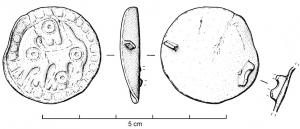FIB-6062 - Fibule discoïde : monstre à tête retournéebronzeTPQ : 900 - TAQ : 950Broche plate, dont la surface externe est profondément ciselée pour dégager un quadrupède (ici à gauche), tête retournée en arrière (ici vers la droite), dans un cercle de gros grènetis; corps orné d'ocelles ; au revers, ressort monté sur une bélière perpendiculaire à l'axe de l'ardillon, porte-ardillon très réduit, en crochet.
