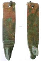 FMC-4002 - Moraillon de coffretbronzeTPQ : 200 - TAQ : 260Moraillon en bronze coulé, à bords parallèles ou légèrement convergents, rectiligne, à base rétrécie, simplement orné de profondes cannelures transversales au sommet et vers la pointe; bouton terminal allongé sur la face externe de la pointe, en forme de tête d'oiseau stylisée.