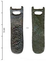 FRT-5007 - Ferret de ceinturebronzeFerret rectangulaire à base arrondie, sommet ajouré d'une fente horizontale; 