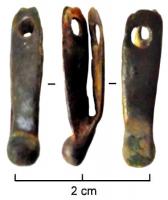 FRT-7003 - Ferret de ceinturebronze ou cuivreFerret court et étroit ; forme allongée avec perforation au sommet pour la fixation ; bouton à la base.