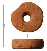 FUS-7002 - Fusaïoleterre cuiteFusaïole taillée dans un fragment de céramique (TCA notamment...) et entièrement polie : l'aspect général est celui d'un cylindre épais et percé.
