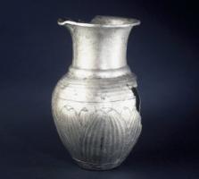 GOB-2001 - Gobelet achéménideargentGobelet haut, à col cylindrique et lèvre évasée; la panse ovoïde est ornée d'un motif floral rayonnant à partir du fond.